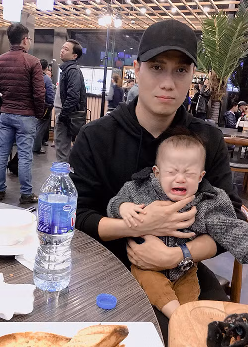 Con trai của Việt Anh mếu khóc khi bên bố là một trong những tin tức sao Việt trong ngày 1/3.