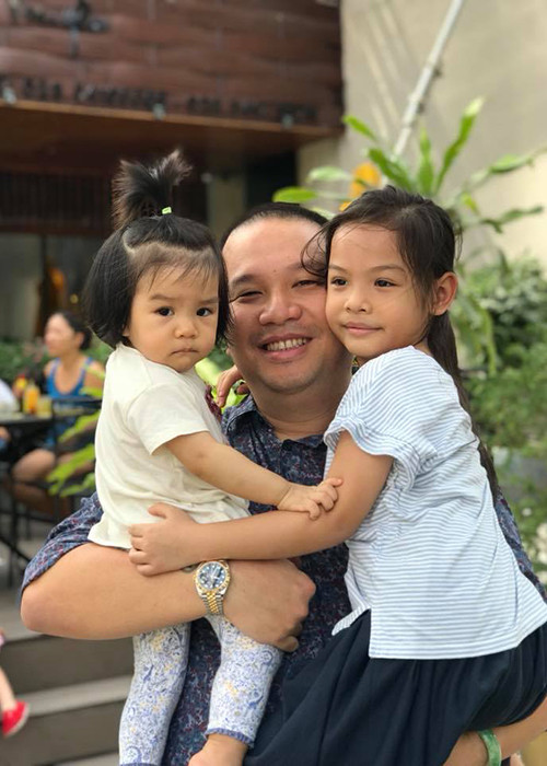 Ông bầu Quang Huy chia sẻ: “Mốt giờ đại gia phải có nhiều đào đẹp trên tay. Hai tay hai em thế này mới thể hiện được đẳng cấp, mà các bé phải cười thật tươi thì lộc mới rơi vào đầu được hiểu chưa”.