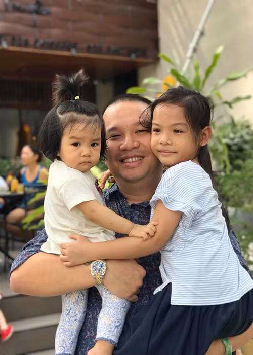 Ông bầu Quang Huy chia sẻ: “Mốt giờ đại gia phải có nhiều đào đẹp trên tay. Hai tay hai em thế này mới thể hiện được đẳng cấp, mà các bé phải cười thật tươi thì lộc mới rơi vào đầu được hiểu chưa”.