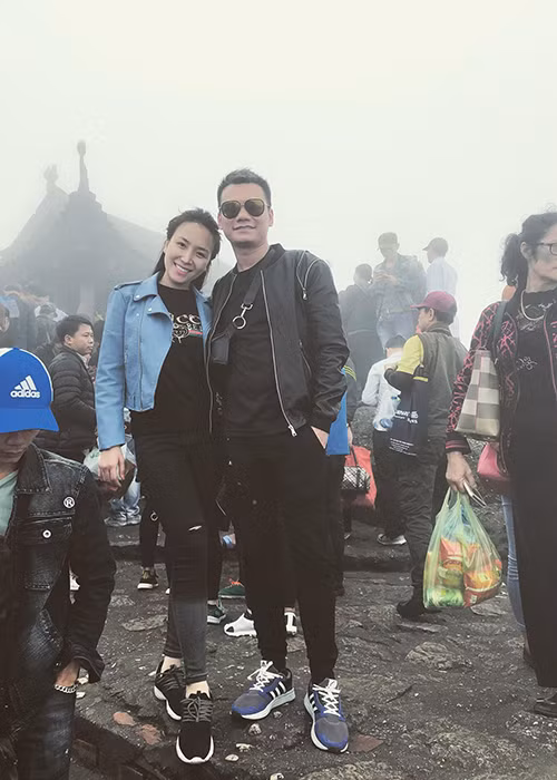 Khắc Việt và vợ sắp cưới đi chùa cùng bạn bè.