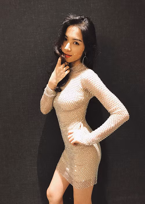 Hòa Minzy diện đầm đụng hàng Hương Giang Idol.