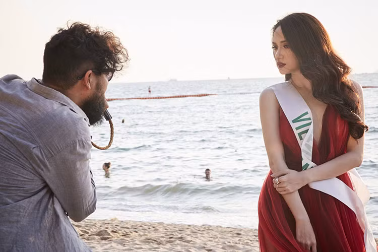 Đại diện Việt Nam được khen ngợi tạo dáng chuyên nghiệp trước ống kính máy ảnh.