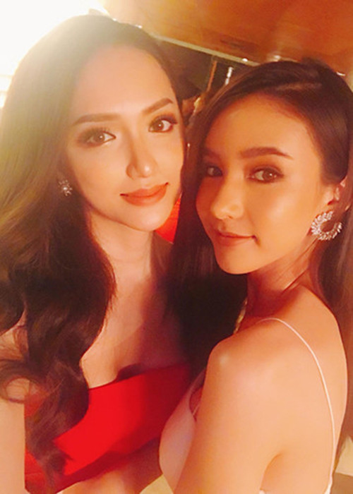 Là đối thủ của nhau nhưng Hương Giang Idol và Yoshi lại rất thân thiết. Cả hai luôn dành lời khen ngợi cho nhau.