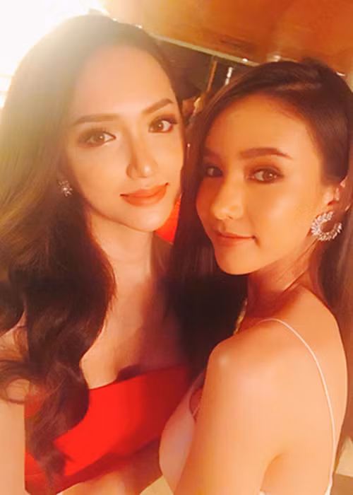 Là đối thủ của nhau nhưng Hương Giang Idol và Yoshi lại rất thân thiết. Cả hai luôn dành lời khen ngợi cho nhau.