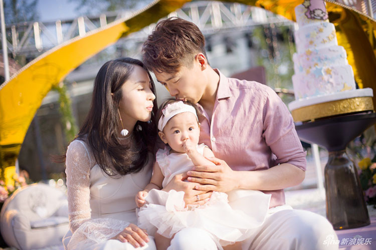 Con gái của Cao Vân Tường và Đổng Tuyền ngày càng đáng yêu. Ảnh: Sina