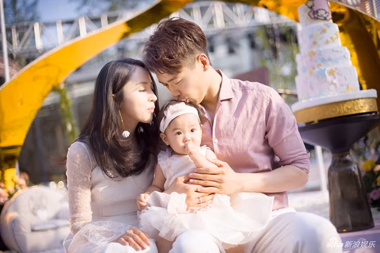 Con gái của Cao Vân Tường và Đổng Tuyền ngày càng đáng yêu. Ảnh: Sina