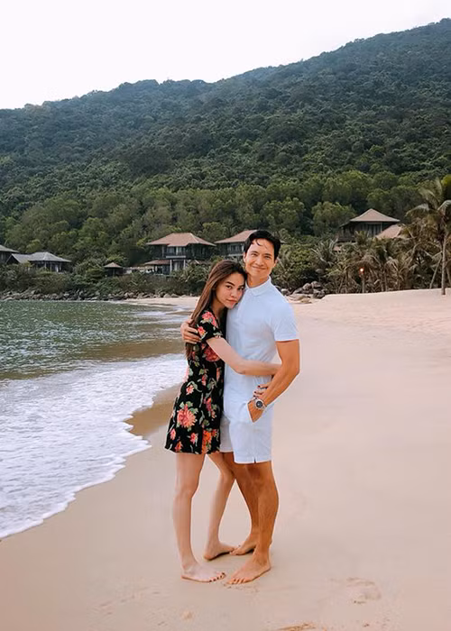  Hot Face sao Việt 24h: Trên trang cá nhân, Kim Lý khoe ảnh được Hồ Ngọc Hà ôm chặt.