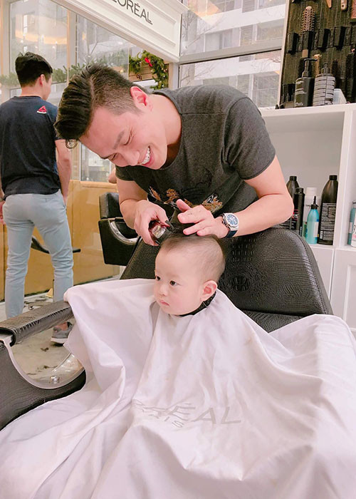 Việt Anh chia sẻ: “Chuẩn bị cho ngày quan trọng đầu tiên trong đời của cậu cả... Tút lại vẻ đẹp trai, lần đầu bố làm thợ cắt tóc”.