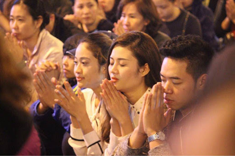 Sợ sao xấu chiếu mệnh, các cô gái đều bày tỏ lòng thành kính để cầu vận an cho bản thân và gia đình.