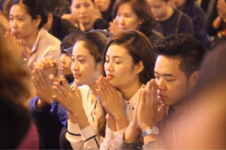 Sợ sao xấu chiếu mệnh, các cô gái đều bày tỏ lòng thành kính để cầu vận an cho bản thân và gia đình.