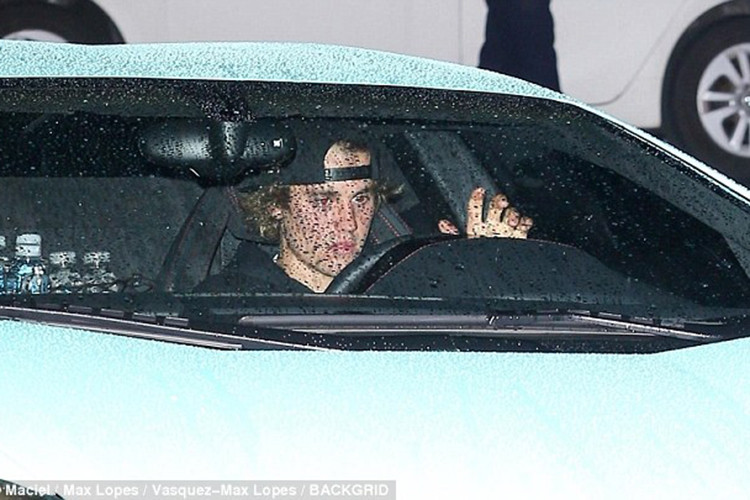 Justin lái chiếc xe thể thao của mình rời nhà thờ. Ảnh: Dailymail