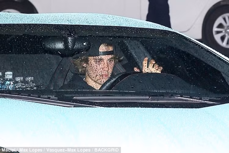 Justin lái chiếc xe thể thao của mình rời nhà thờ. Ảnh: Dailymail