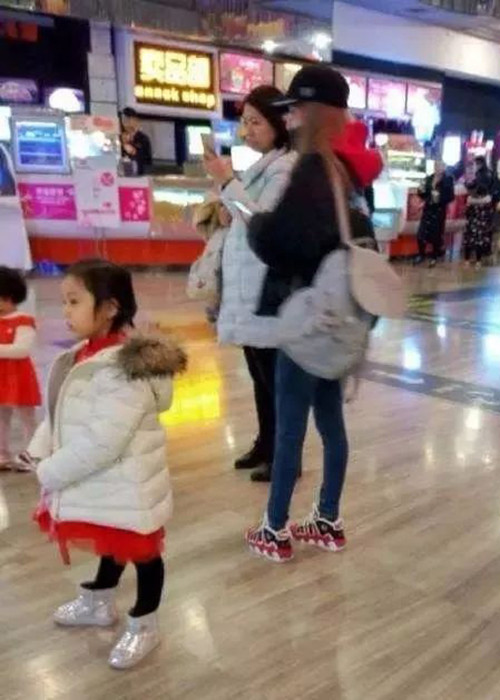 Ngoài scandal ngoại tình, Lý Tiểu Lộ còn bị chỉ trích khi mải mê sử dụng điện thoại để bé Điềm Hinh bơ vơ. Ảnh: Weibo