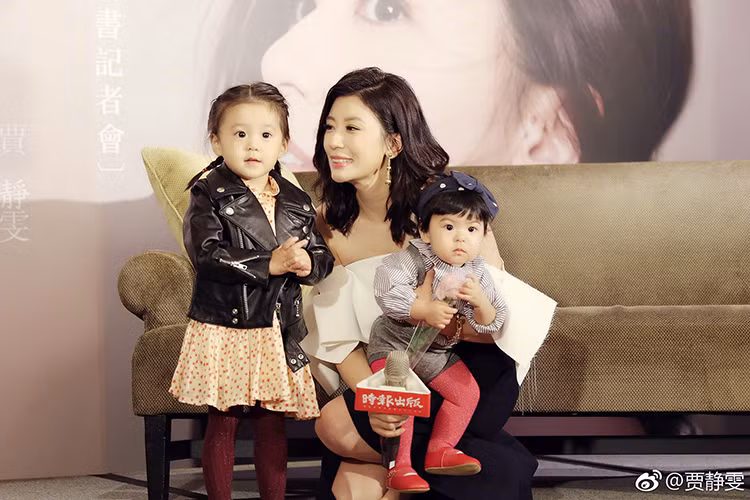 Nữ diễn viên phim "Ỷ thiên đồ long ký" khoe con gái Bubu và Bobo tại một sư kiện.