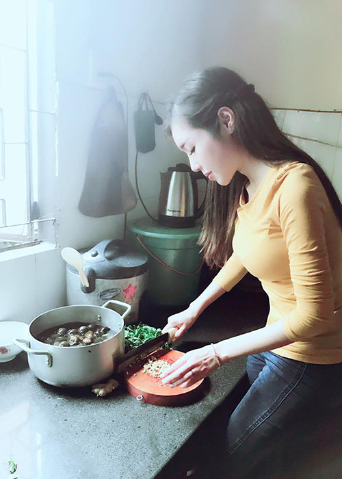 Elly Trần được fans khen ngợi là bà mẹ đảm đang.