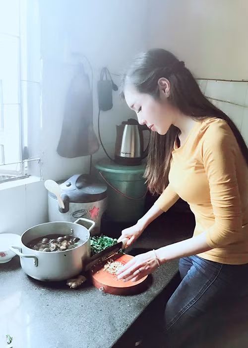 Elly Trần được fans khen ngợi là bà mẹ đảm đang.