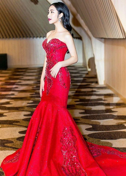 Nữ ca sĩ sinh năm 1995 tự tin khoe vóc dáng thon gọn trong bộ đầm đuôi cá.