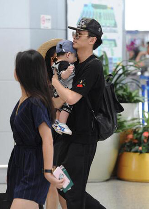 Tháng 12/2016, Trần Nghiên Hy hạ sinh con trai đầu lòng tên thân mật là Tiểu Tinh Tinh (có ý nghĩa là ngôi sao nhỏ).