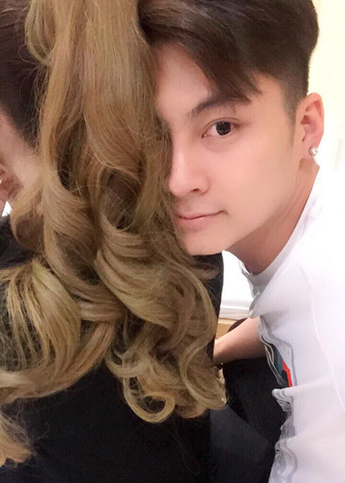 Hình ảnh Trần Phi Hùng tình tứ bên Lâm Khánh Chi trong chuyến du lịch Đà Lạt.