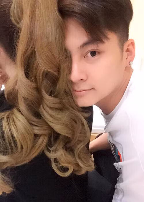 Hình ảnh Trần Phi Hùng tình tứ bên Lâm Khánh Chi trong chuyến du lịch Đà Lạt.