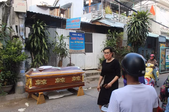 Người dân quyên góp ủng hộ mua quan tài và tìm vị trí đất phù hợp tại nghĩa trang thành phố để chôn cất nạn nhân.