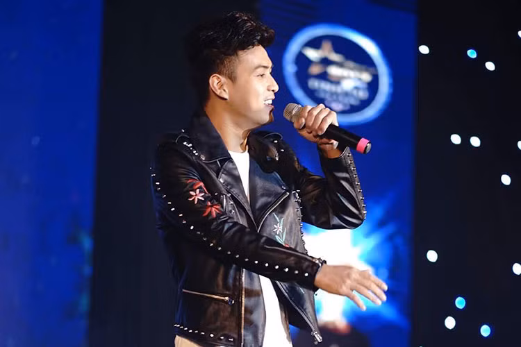 Nam ca sĩ cho biết, khi gặp mặt nhau tại các show diễn, anh và tình cũ vui vẻ chào hỏi nhưng không nói chuyện nhiều.