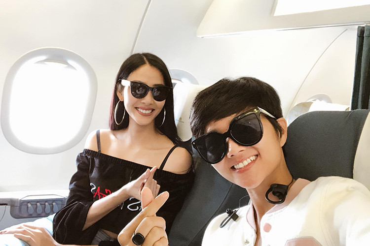 H’hen Niê chúc mừng sinh nhật Hoàng Thùy: “Hơn 2 tháng chị em mình nhận vai trò mới. Cảm ơn chị đã chia sẻ thật nhiều cho em để em luôn vững vàng trong vị trí của mình. Tuổi mới em chúc chị với vai trò á hậu sẽ cùng em làm tốt trọng trách cũng như vẻ đẹp của Hoa hậu Hoàn vũ Việt Nam từ hình ảnh đến tâm hồn. Chúc chị thật thành công với hình ảnh của mình muốn mang đến nhiều thông điệp và câu chuyện truyền cảm hứng cho giới trẻ. Chúc chị thật nhiều niềm vui sức khỏe và xinh đẹp”.