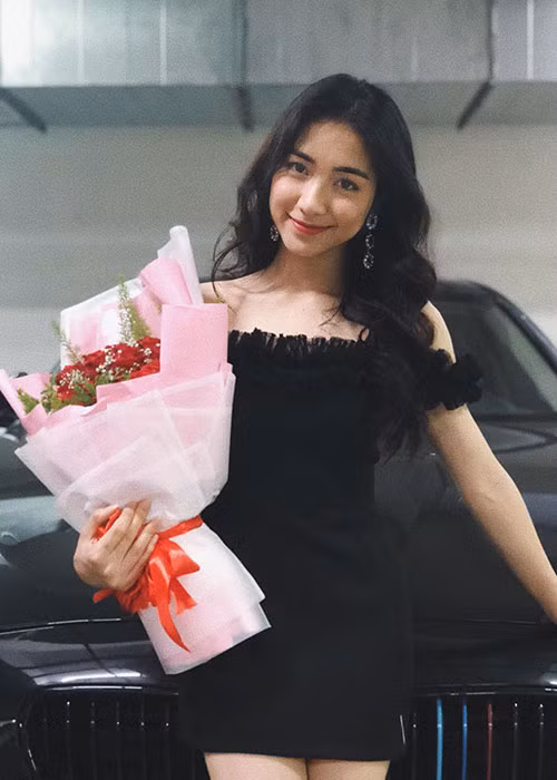 Hòa Minzy khoe ảnh gợi cảm là một trong những tin tức sao Việt trong ngày 22/3.