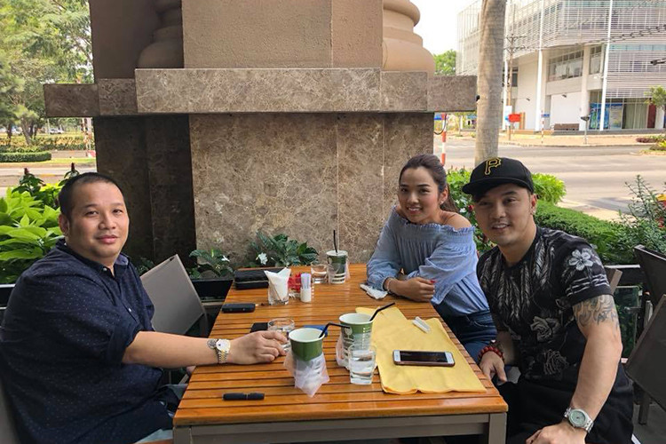 Vợ chồng Ưng Hoàng Phúc gặp gỡ ông bầu Quang Huy.