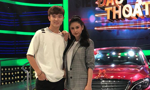 Trương Quỳnh Anh cùng một chàng trai trẻ tuổi.