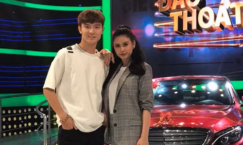 Trương Quỳnh Anh cùng một chàng trai trẻ tuổi.