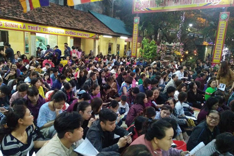 Để đảm bảo cho người dân đến lễ chùa Phúc Khánh an toàn, đến 19h cùng ngày lực lượng công an đã dùng hàng rào sắt ngăn tuyến đường Tây Sơn.