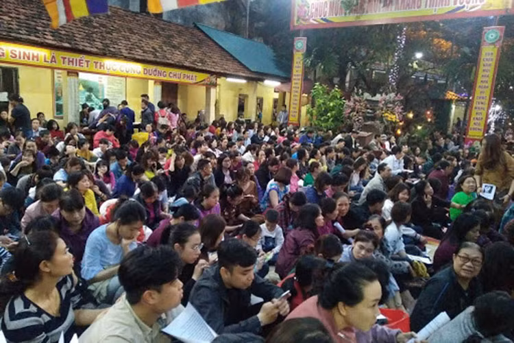 Để đảm bảo cho người dân đến lễ chùa Phúc Khánh an toàn, đến 19h cùng ngày lực lượng công an đã dùng hàng rào sắt ngăn tuyến đường Tây Sơn.