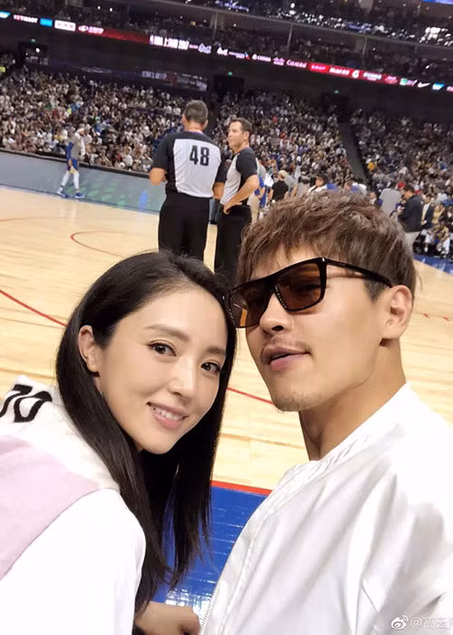 Hình ảnh vợ chồng Cao Vân Tường trốn con gái đi hẹn hò. Ảnh: Weibo