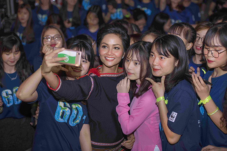 Sau sự kiện, H’hen Niê vui vẻ chụp ảnh cùng người hâm mộ.