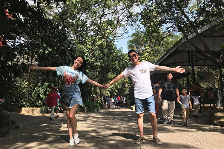 Khắc Việt từng tấm tắc khen bạn gái ngoan ngoãn, biết chăm lo, vun vén cho gia đình và sống rất tình cảm.