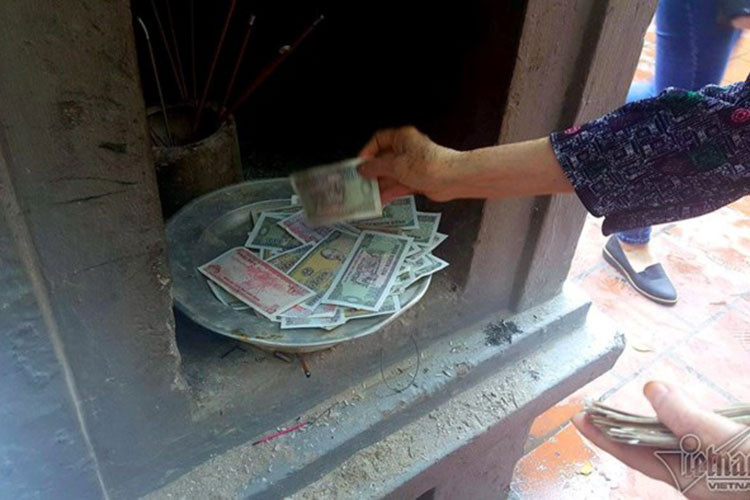 Tiền lẻ bày khắp nơi từ mâm cúng của người dân cho đến điện thờ Mẫu bên trong phủ. Tiền lẻ bày khắp nơi từ mâm cúng của người dân cho đến điện thờ Mẫu bên trong phủ.