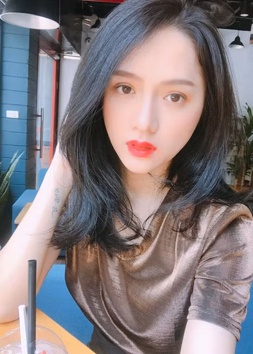 Hương Giang từng hẹn hò Criss Lai. Sau khi mối tình này tan vỡ, cô khá kín tiếng trong chuyện tình cảm.