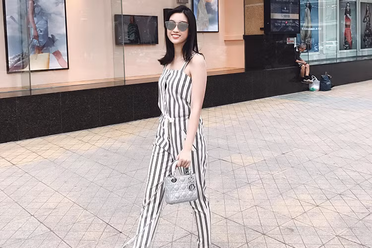 Hot Face sao Việt 24h: Trên trang cá nhân, Đỗ Mỹ Linh chia sẻ: “Hậu quả của việc ăn Tết hơi kĩ đấy là tăng thêm vài kí ... cô Linh chọn ngay 1 bộ kẻ sọc cho thật "thon thả".