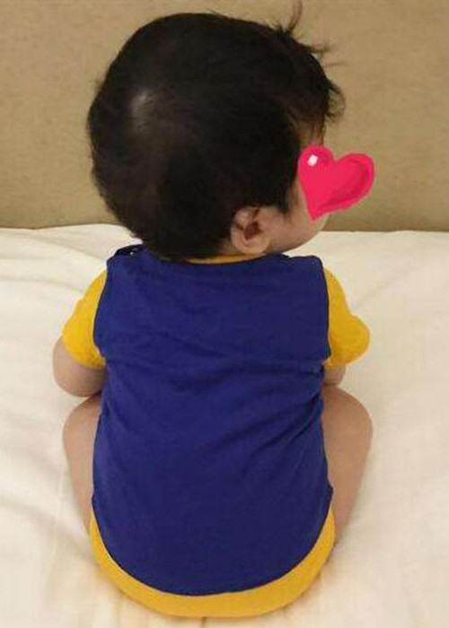 Trần Nghiên Hy được khen khéo chăm con. Bé Tiểu Tinh Tinh rất bụ bẫm, đáng yêu.