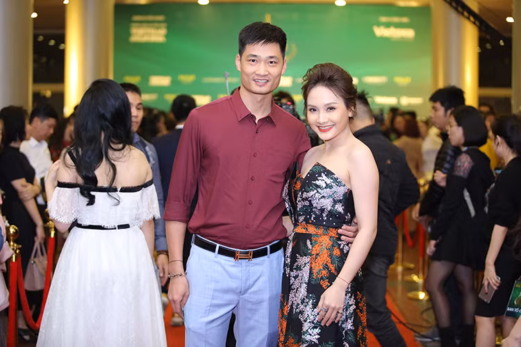 Đến tham dự Lễ trao giải Âm nhạc Cống hiến, diễn viên Bảo Thanh sánh đôi cùng ông xã.