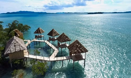 Ngay phía nam Singapore, có 1 khu vực gồm hơn 3.200 hòn đảo của Indonesia được gọi chung là Quần đảo Riau. Ở đây, thuộc mũi phía tây nam của Pulau Sugi, bạn sẽ tìm thấy Resort Telunas. Bao gồm bãi biển Telunas, cũng như đảo nhỏ Telunas riêng trên mặt nước, khu nghỉ dưỡng này thật sự tách biệt, được bao quanh bởi rừng ngập mặn xanh và đại dương xanh.