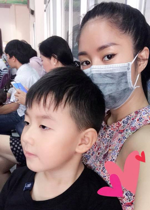 Lê Phương cùng chồng trẻ đưa con trai đi khám sức khỏe.