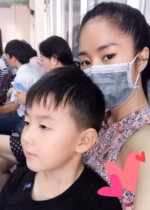 Lê Phương cùng chồng trẻ đưa con trai đi khám sức khỏe.