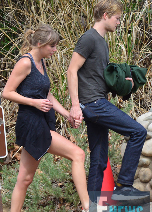 Cặp đôi trò chuyện gần như trong suốt buổi đi bộ và luôn dành sự chú ý cho đối phương. Ảnh: eonline