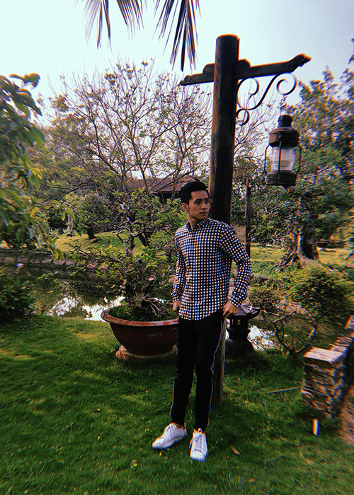 Bạch Công Khanh tâm sự: “Làm sao để chữa hết tắt tiếng trong vòng 2 ngày đây, hôm qua đi quay thì giọng Khanh vẫn bình thường nhưng đến giờ thì không nói được nữa”.