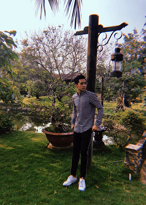 Bạch Công Khanh tâm sự: “Làm sao để chữa hết tắt tiếng trong vòng 2 ngày đây, hôm qua đi quay thì giọng Khanh vẫn bình thường nhưng đến giờ thì không nói được nữa”.