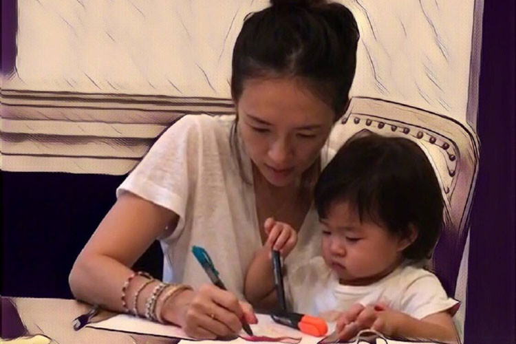 Khoảnh khắc đời thường hạnh phúc của Chương Tử Di bên bé Tỉnh Tỉnh. Ảnh: Weibo