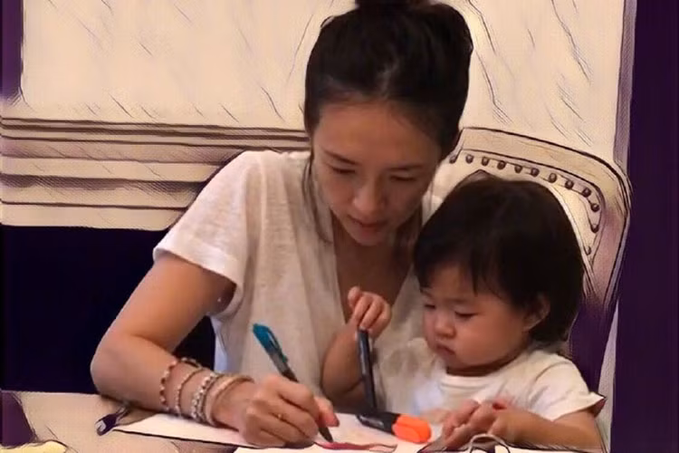 Khoảnh khắc đời thường hạnh phúc của Chương Tử Di bên bé Tỉnh Tỉnh. Ảnh: Weibo