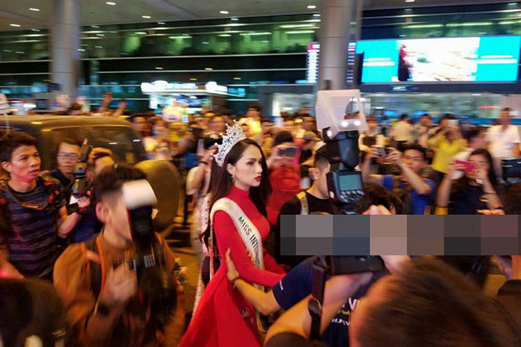 Mới đây, Hương Giang Idol đã chính thức có mặt tại sân bay Nội Bài sau hành trình tham gia cuộc thi Hoa hậu Chuyển giới Quốc tế. Cô xuất sắc giành ngôi vị cao nhất khiến cho nhiều khán giả hâm mộ trong và ngoài nước vui mừng. Trong ngày về nước, Hương Giang chọn lựa trang phục áo dài đỏ, đầu đội vương miện để xuất hiện trong vòng tay hàng trăm người hâm mộ tại sân bay.